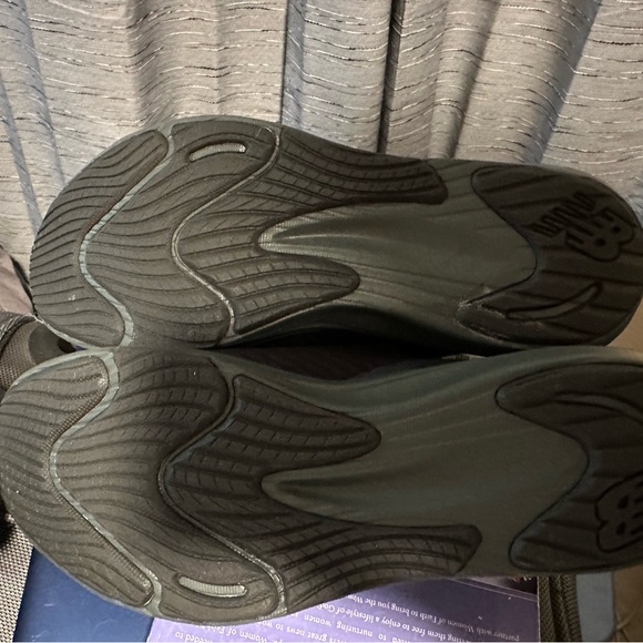 New Balance women’s 9.5 US EU41 memory sole worn once. Run narrow - Picture 3 of 4